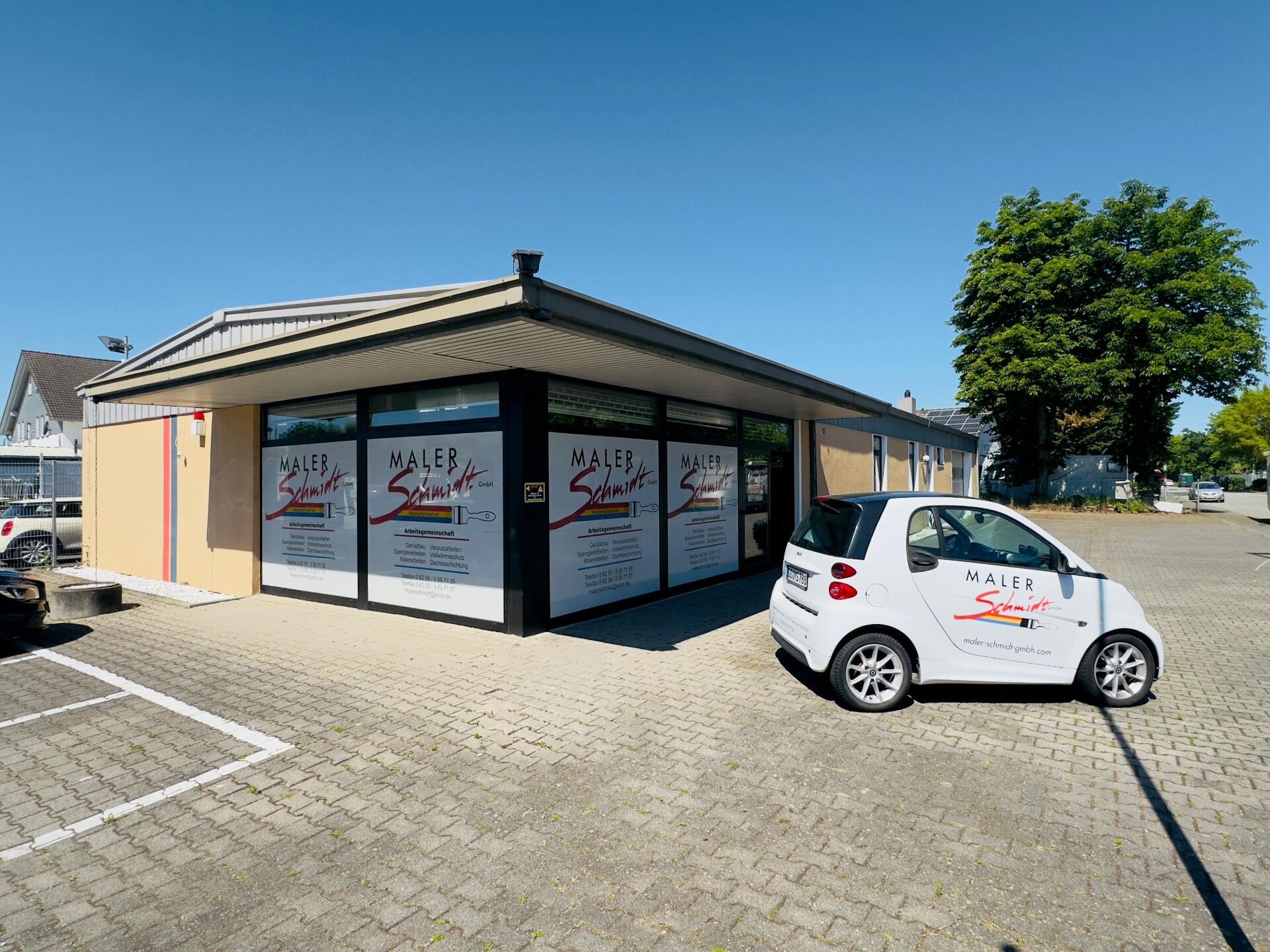 Ladenlokal der Maler Schmidt GmbH mit Firmenfahrzeug